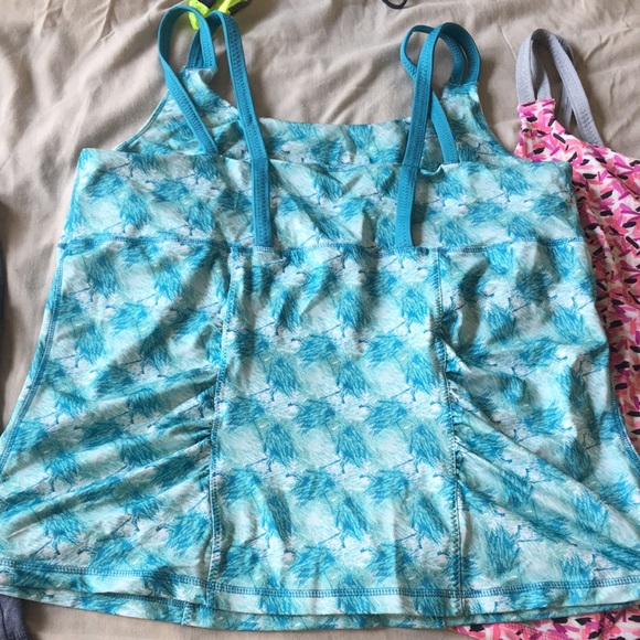 Active tank top 2x with built in bra - Picture 3 of 4